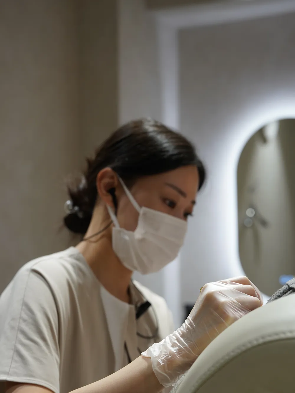 施術の準備をする看護師
