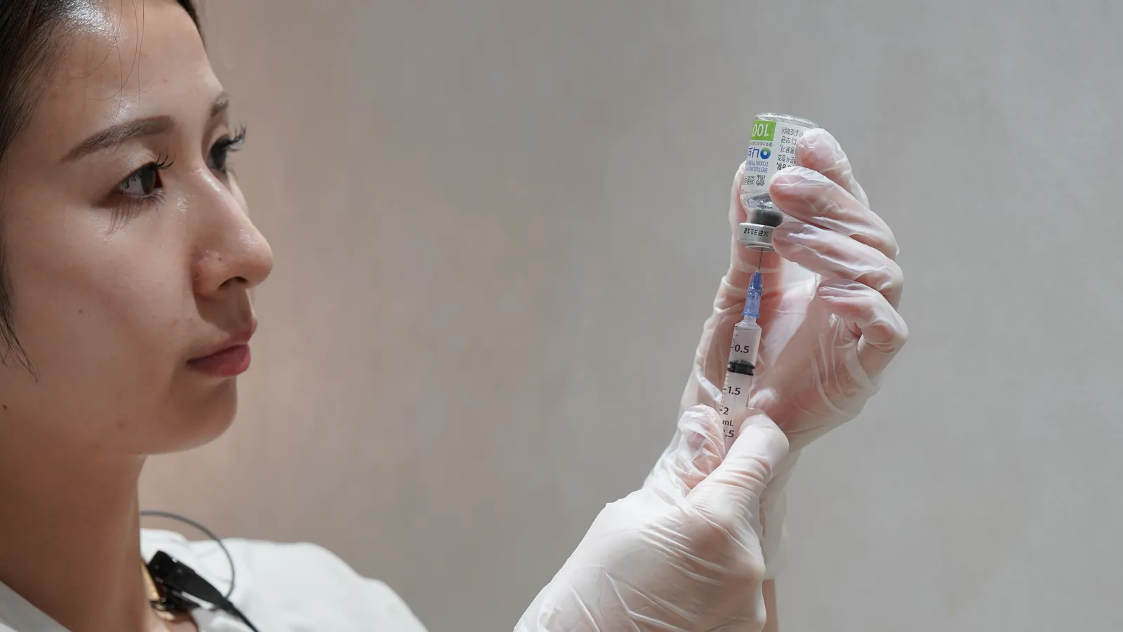 薬剤を準備する看護師